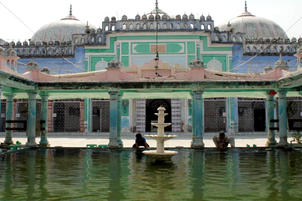 girl climbing back of father while he offers prayer at jamia masjid watch video viral 