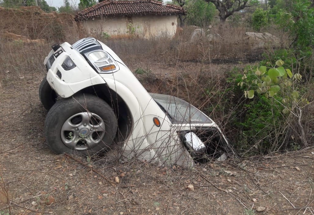 Scorpio accident fall into 15 feet deep well in sonbhadra