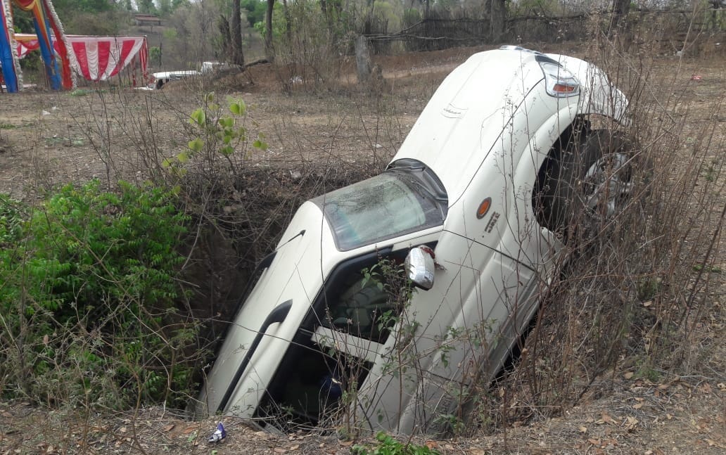 Scorpio accident fall into 15 feet deep well in sonbhadra