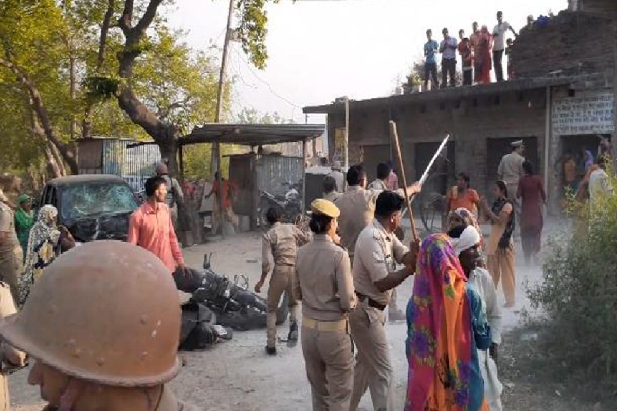 Police beaten of the villagers and eight injured in car accident at Bijnor