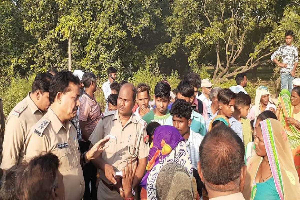 Police beaten of the villagers and eight injured in car accident at Bijnor