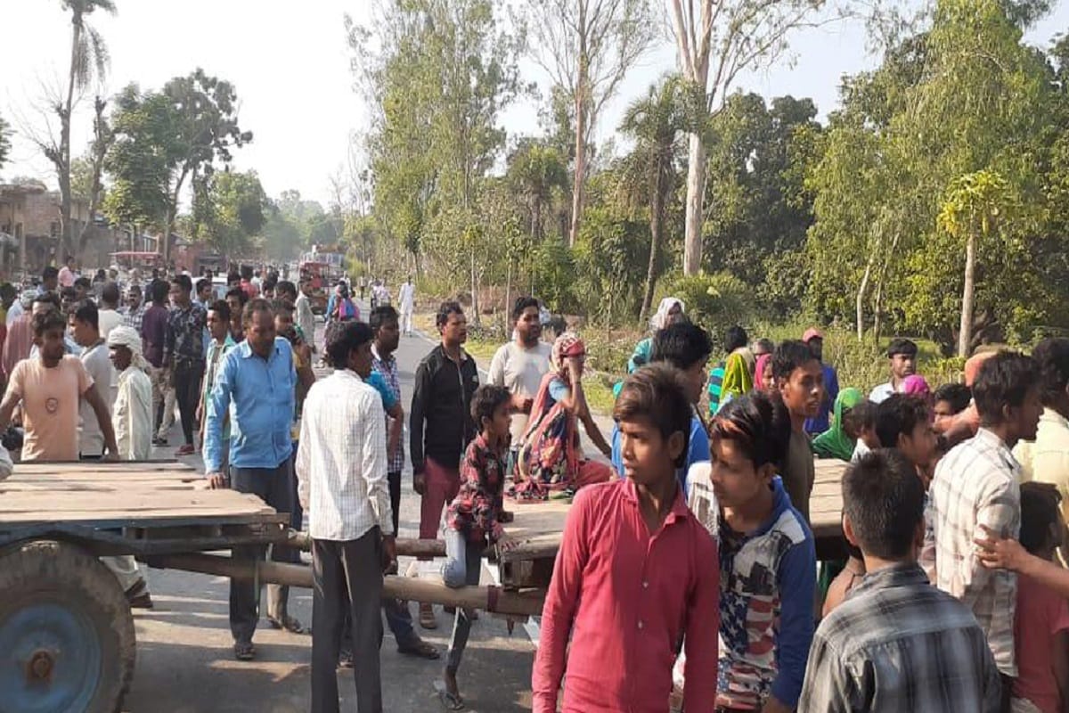 Police beaten of the villagers and eight injured in car accident at Bijnor