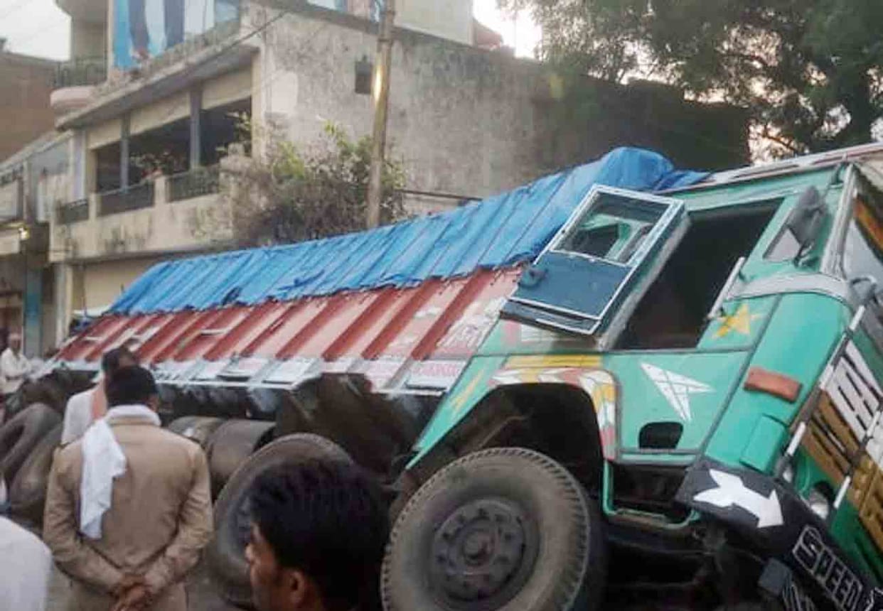 truck fell over three men in kanpur all lost thier lives