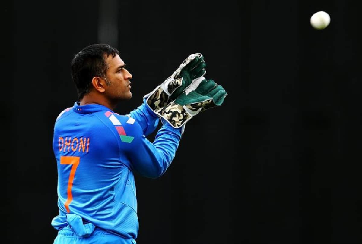when MS Dhoni show kind gesture to Pakistani actress Mathira khan