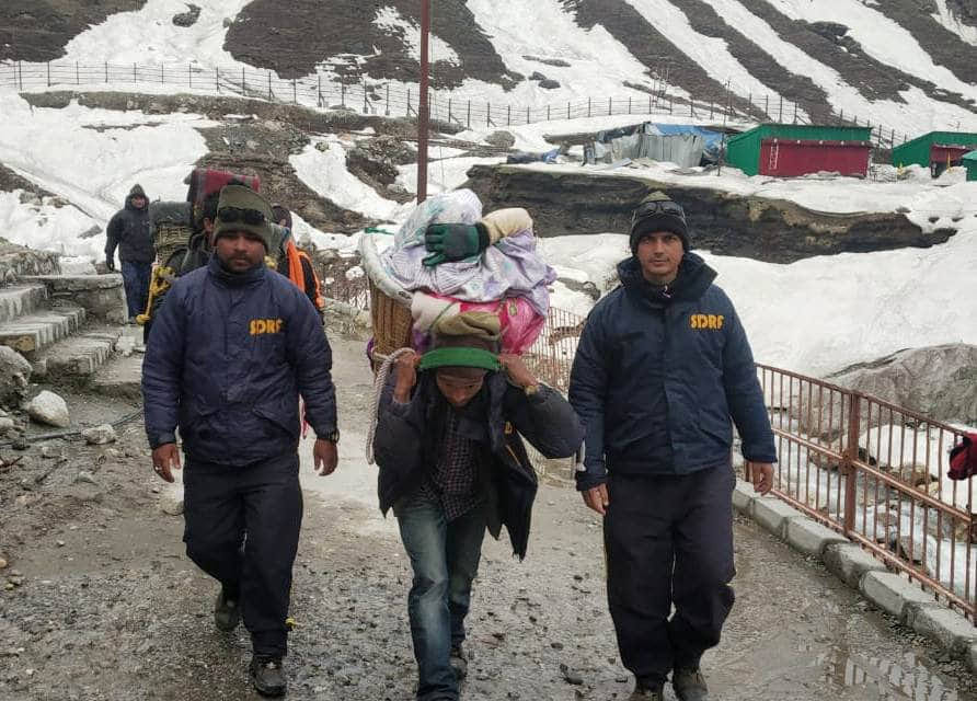 Devotees Injured in kedarnath dham after skid in snowfall sdrf help them 
