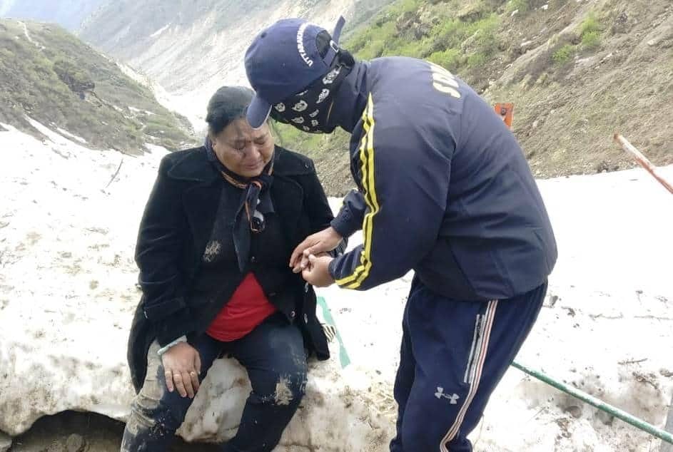 Devotees Injured in kedarnath dham after skid in snowfall sdrf help them 