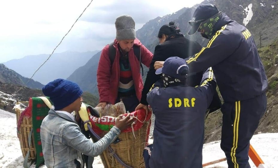 Devotees Injured in kedarnath dham after skid in snowfall sdrf help them 