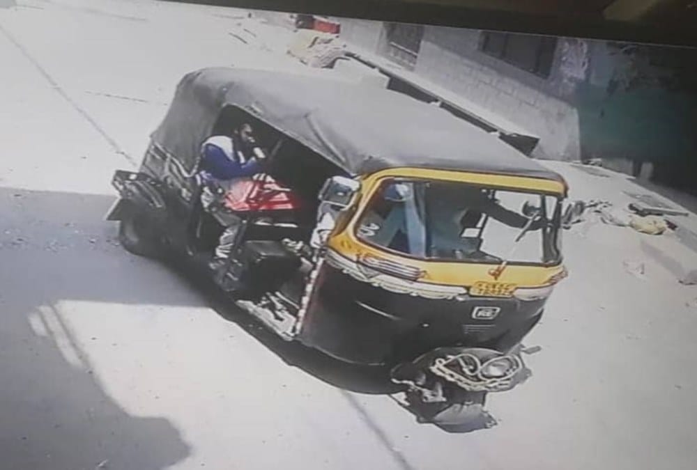 Girl Student jump from running auto after driver Obscene talk and molest