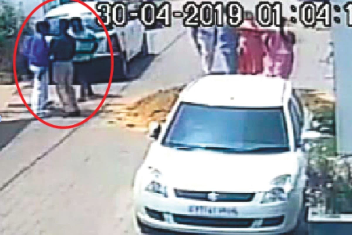 BSP councilor husband openly threatens with pistol in hand, video viral