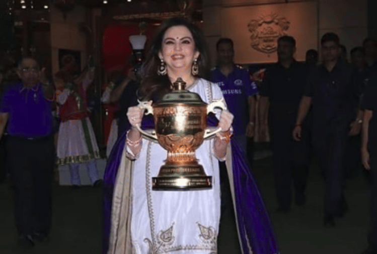 nita ambani with ipl trophy after won mumbai indians
