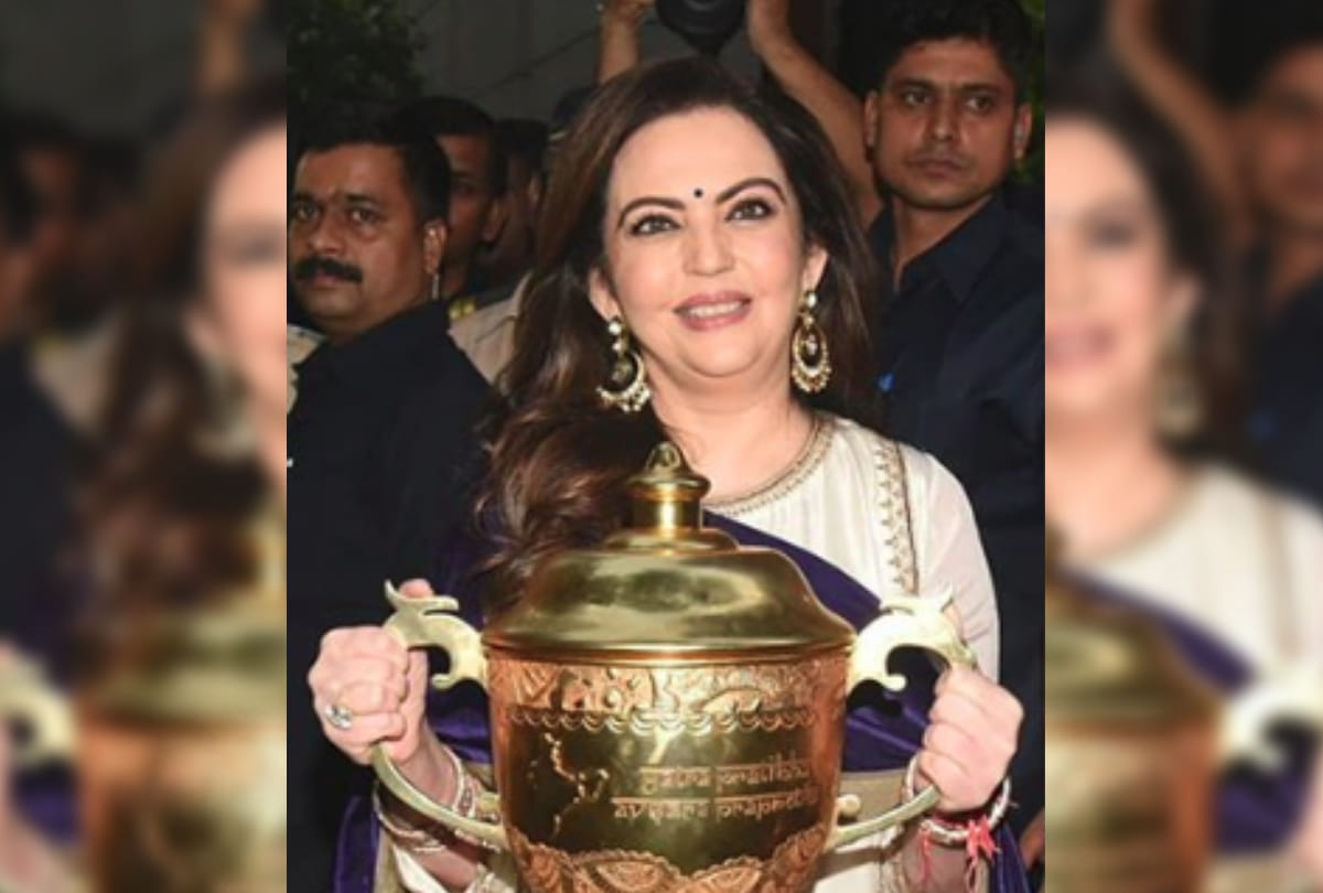 nita ambani with ipl trophy after won mumbai indians