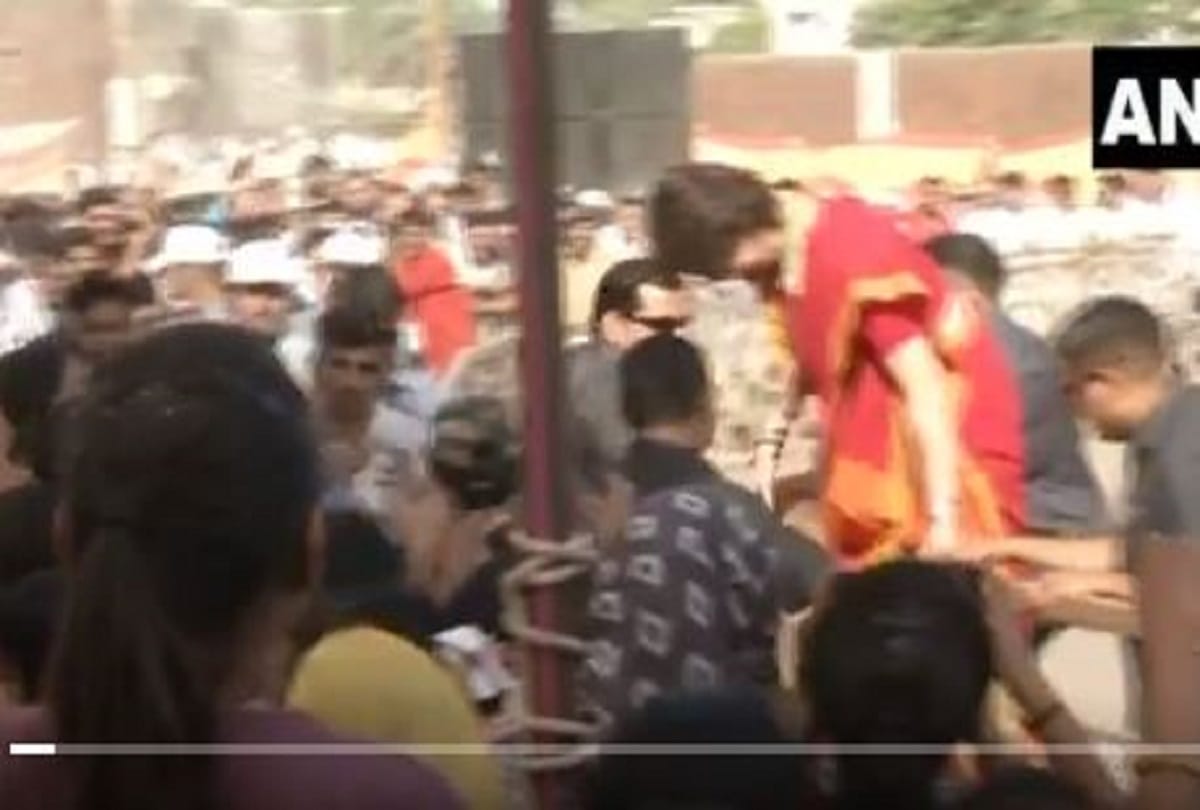 Lok Sabha Chunav 2019: Priyanka Gandhi jump barricade for Women, shake hand with Modi supporters