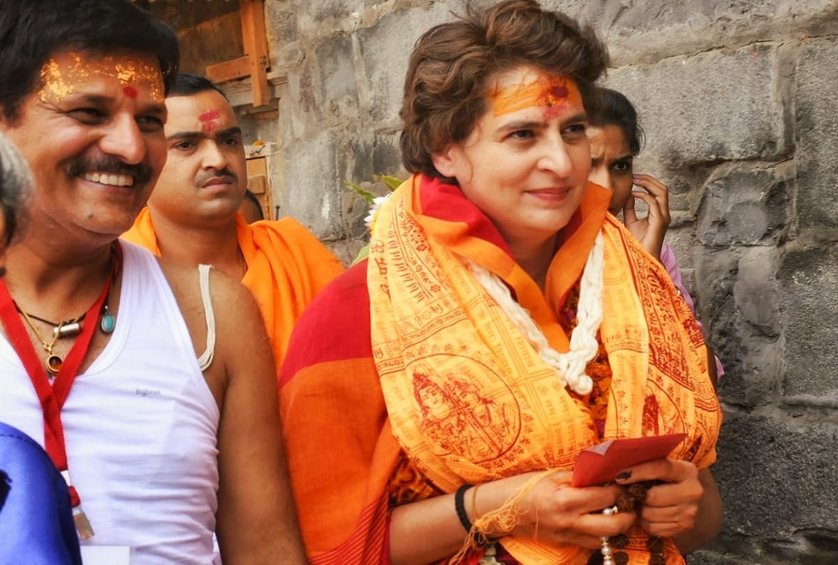 Lok Sabha Chunav 2019: Priyanka Gandhi jump barricade for Women, shake hand with Modi supporters
