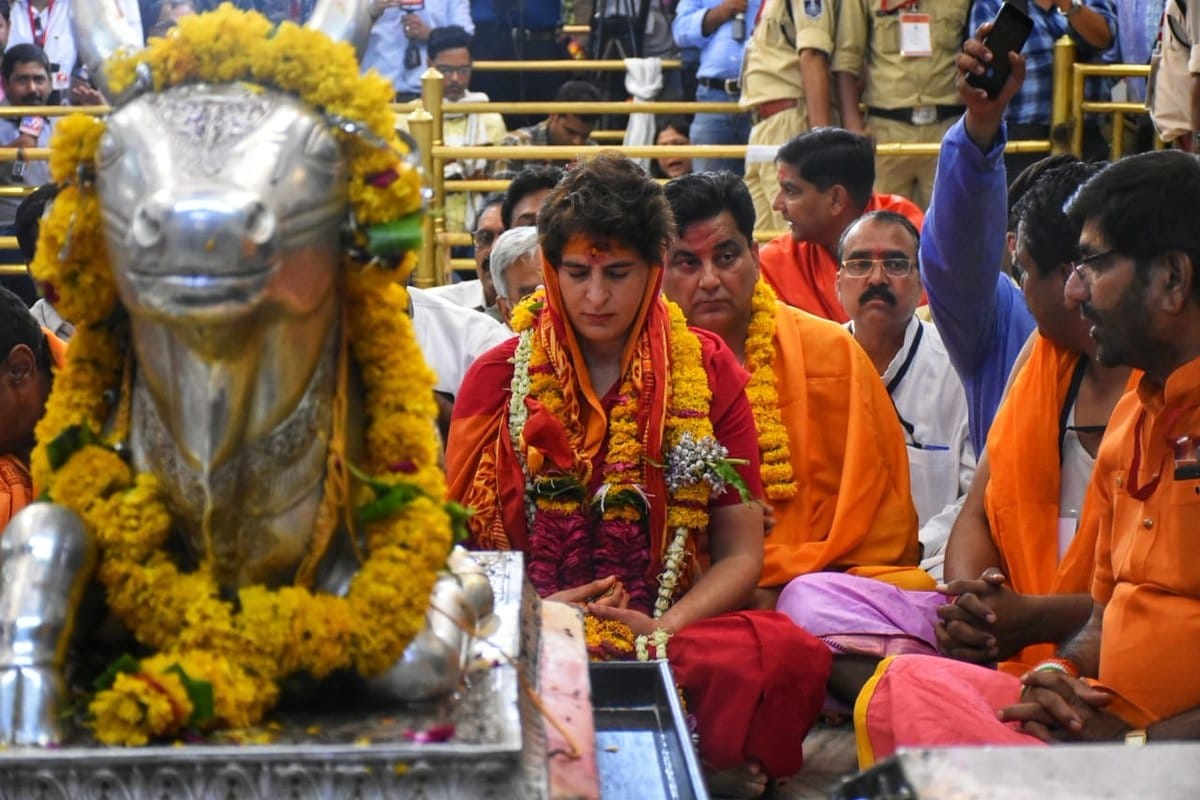 Lok Sabha Chunav 2019: Priyanka Gandhi jump barricade for Women, shake hand with Modi supporters