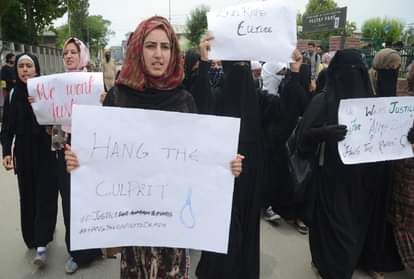 घटना को लेकर विरोध करती महिलाएं