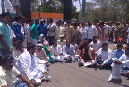 Rukus before non confidence motion in Raebareli.