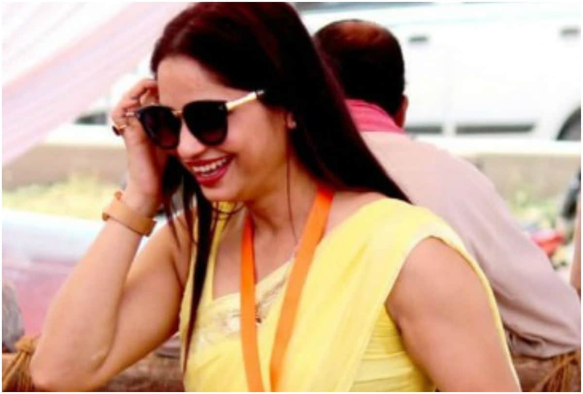 Lady polling officer Reena Dwivedi skirt picture viral know about her