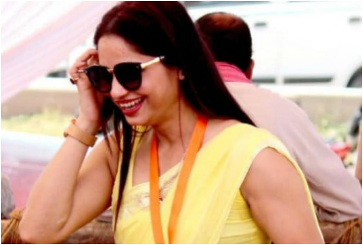 yellow saree women reena dwivedi new dance video in blue saree is going viral