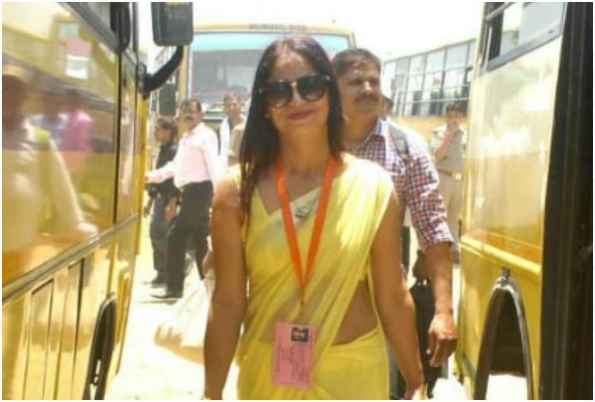 Mystery poll officer reena dwivedi facebook video viral fans go crazy