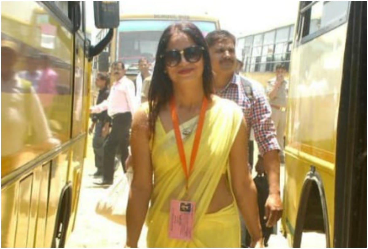 Mystery poll officer reena dwivedi facebook video viral fans go crazy