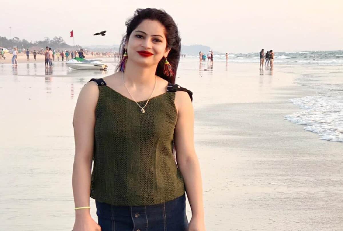 Lady polling officer Reena Dwivedi skirt picture viral know about her