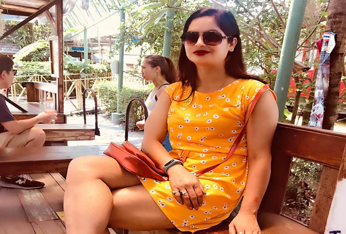 yellow saree lady officer reena dwivedi dance video viral