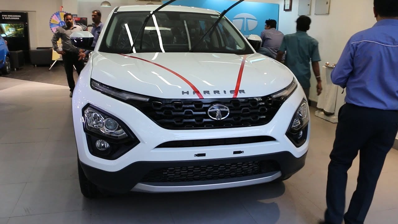 Engine and features comparison of Mahindra XUV500 X3 vs Tata Harrier XE base variants models
