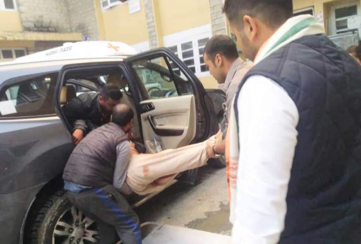Vikramaditya Singh took Injured RSS ani BJP workers in his car to the hospital
