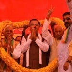 दुदही (कुशीनगर) के बड़हरा में भाजपा की चुनावी जनसभा में डिप्टी सीएम केशव प्रसाद मौर्य को माला पहनाकर स्वागत करते नेता।