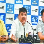प्रेसवार्ता करते आप सांसद संजय सिंह