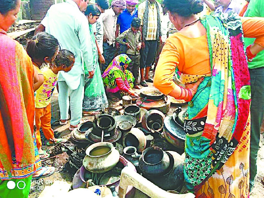 Half a dozen cottage ash, five cattle even burnt by fire