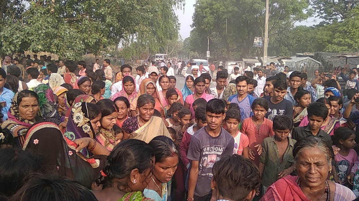 महिला की मौत से नाराज लोगों ने शव रखकर तीन घंटे तक सड़क जाम की