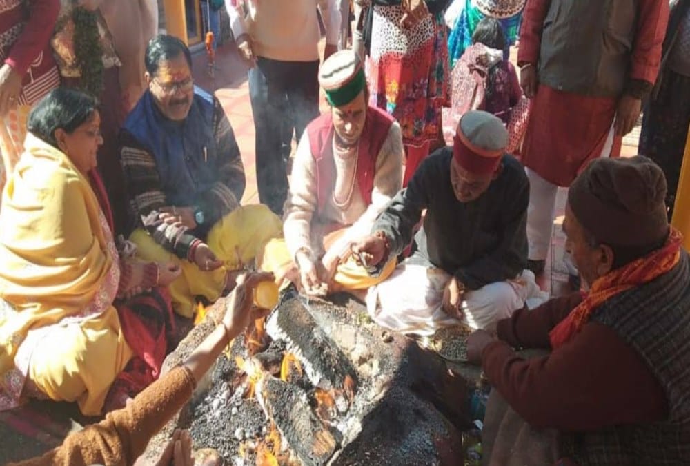 Bjp workers done hawan puja in badrinath dham for wins pm narendra modi in elections 2019