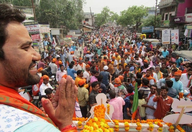 Bhojpuri star looking at Nirhua rush crowd in road show