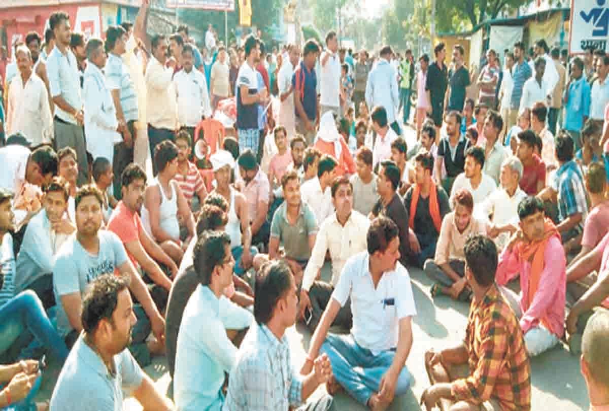 Angered traders in the protest against the murder of a bullion merchant, closed market, imposed jam