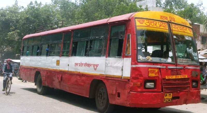 यात्री से विवाद पर बैंडरों ने बसपर किया पथराव, हंगामा