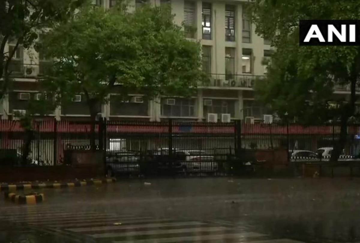 weather update heavy rains lashes out in delhi ncr rains traffic jam in several areas