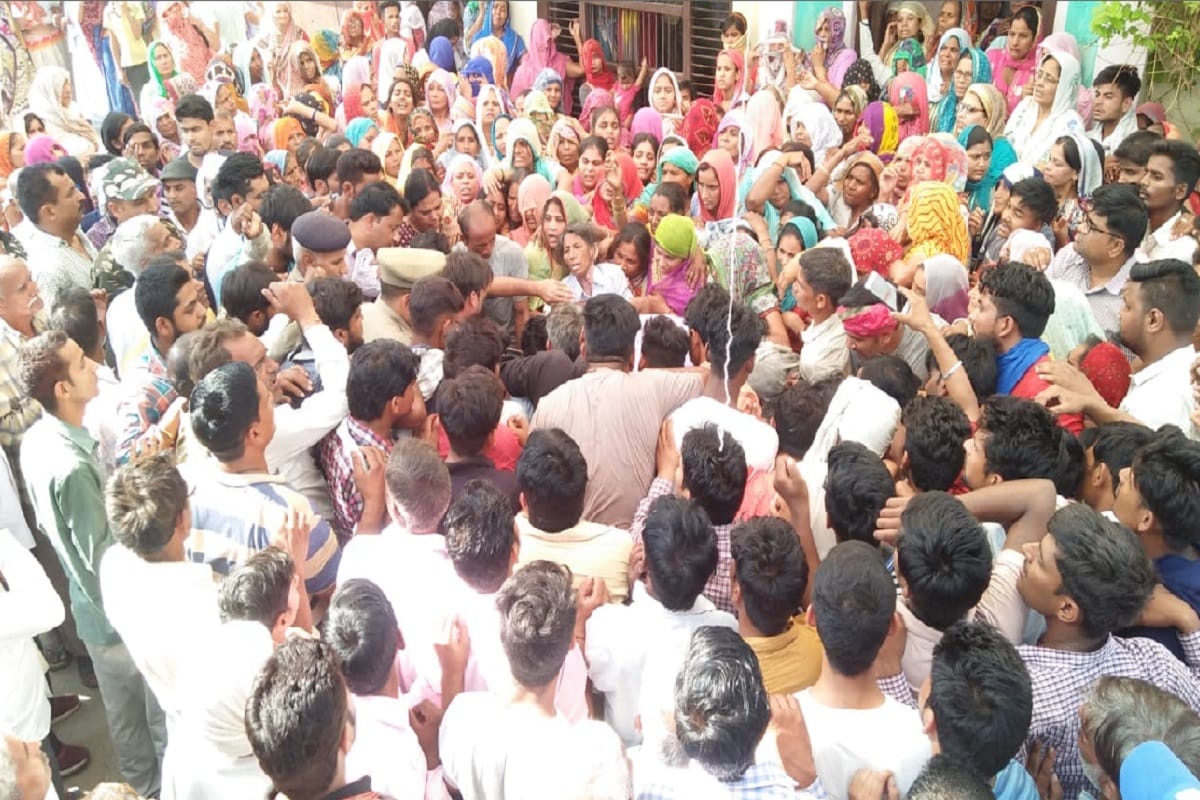 CRPF jawan dead body reached the village and funeral took place in an impassable atmosphere