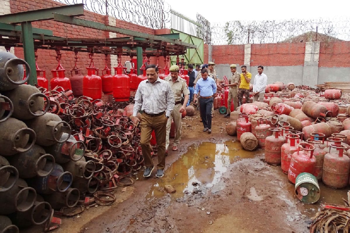 A fire broke out in the cylinder factory in Muzaffarnagar and nine workers got burnt