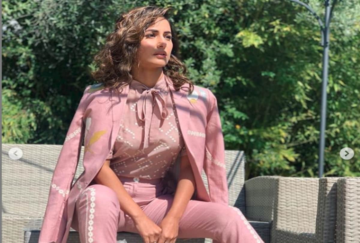 Cannes 2019:  Hina Khan First photos from Cannes look classy in pink pantsuit