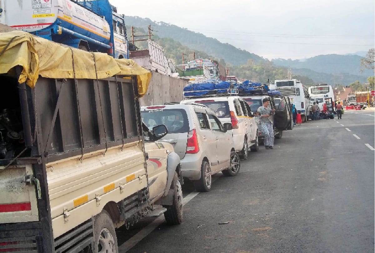 National highway closed for 14 Hours due to Landslide in the battery chashma , jammu and Kashmir