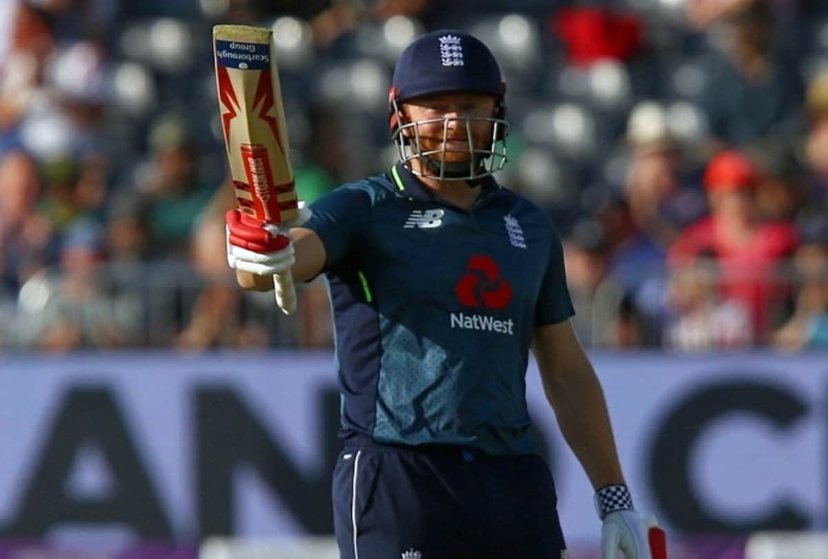 england David willey takes brilliant running catch to remove shaheen afridi in third one day match