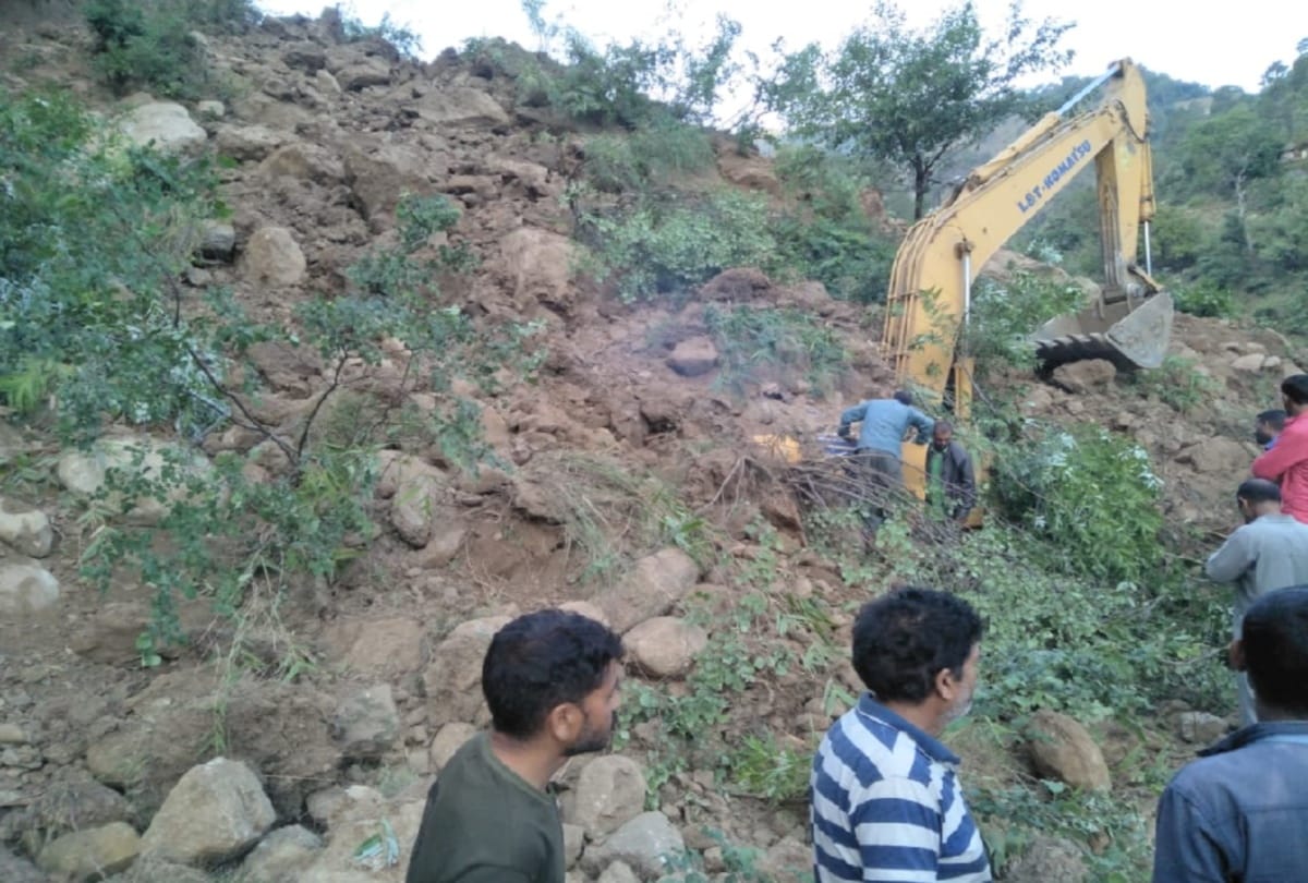 113 death in Nepal and 29 deaths in China by landslide, earthquake in Japan