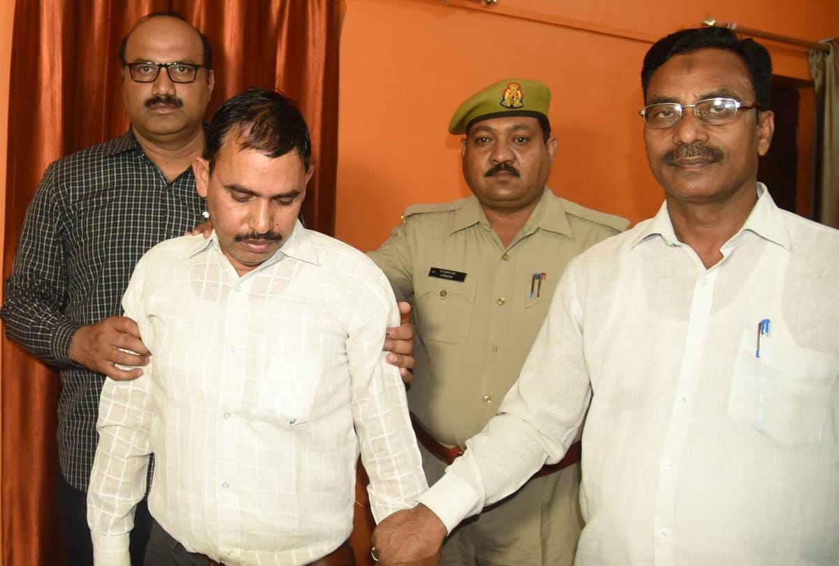 anti corruption team caught LDA clerk taking bribe