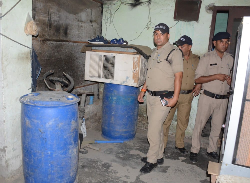 Police caught fake liquor factory and huge amount of liquor in dehradun