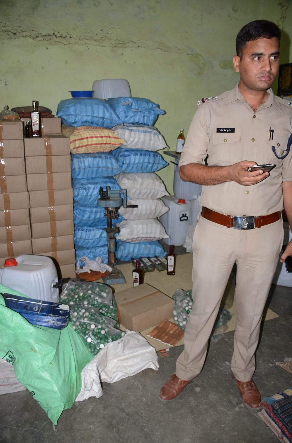 Police caught fake liquor factory and huge amount of liquor in dehradun
