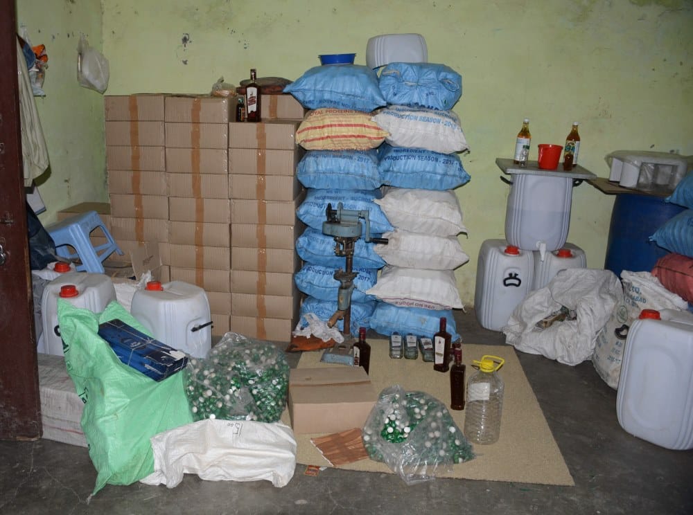 Police caught fake liquor factory and huge amount of liquor in dehradun