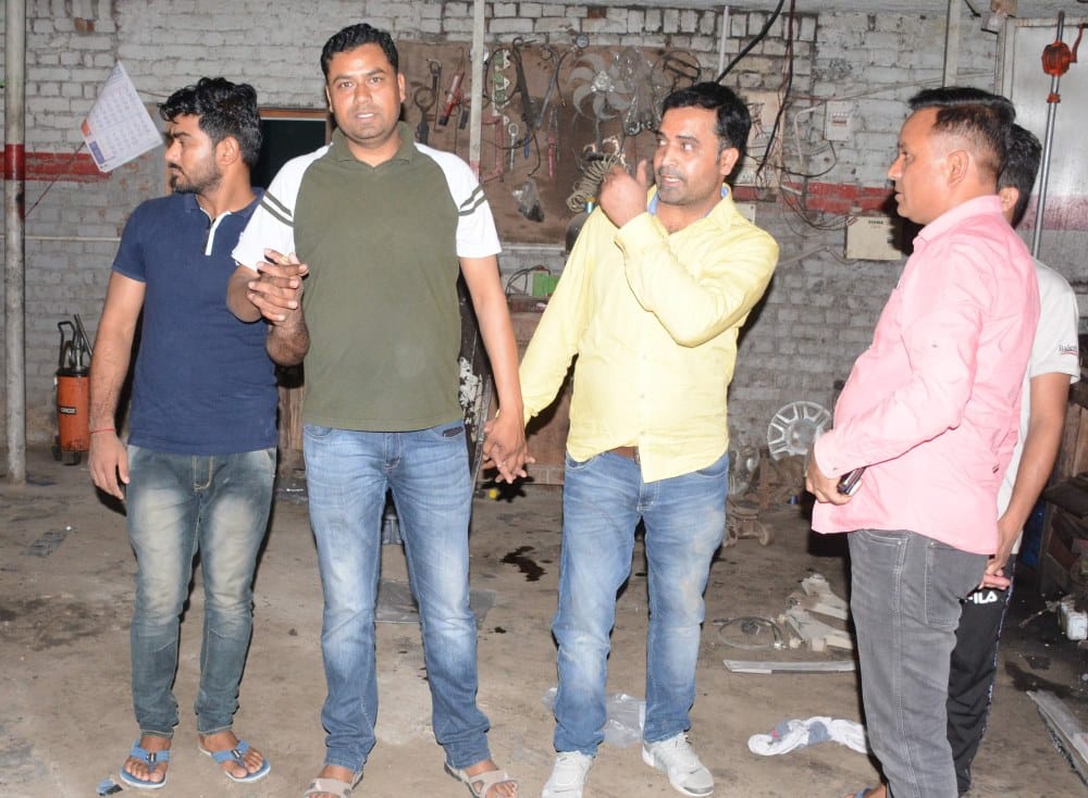 Police caught fake liquor factory and huge amount of liquor in dehradun