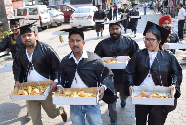 Lok sabha elections 2019,Youth Congress worker selling pakodas in chandigarh before Modi rally