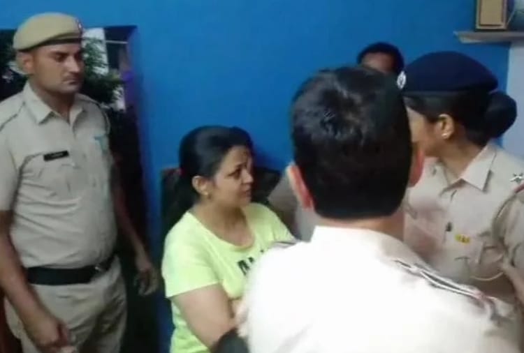 Lok sabha elections 2019, Case registered against woman who throw slipper at navjot sidhu rally
